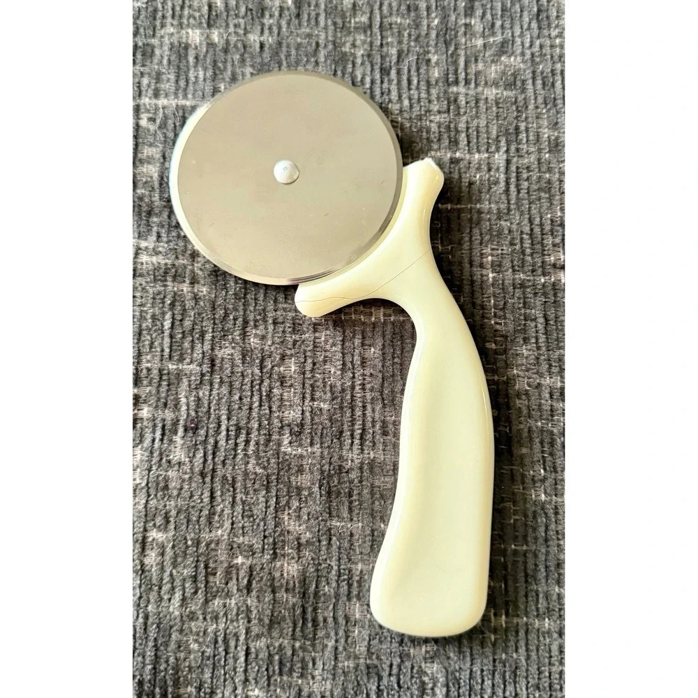 Pizza Cutter 7.5in Excellent Cream Ergonomic Handle Stainless Steel